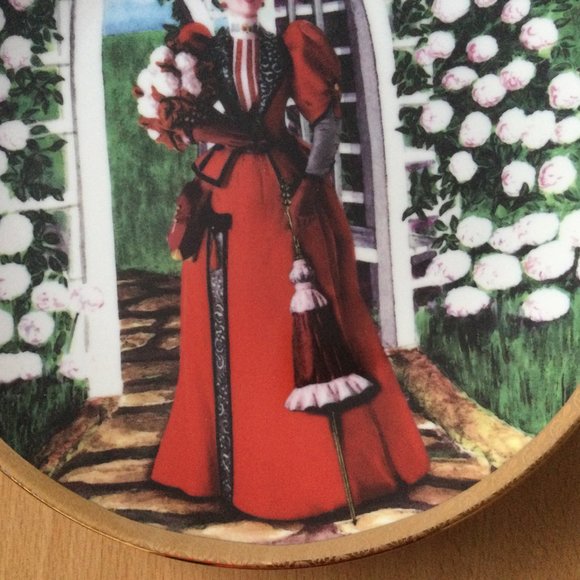 AVON president's club award plate "Mrs. Albee takes a stroll in the garden" - Picture 4 of 5